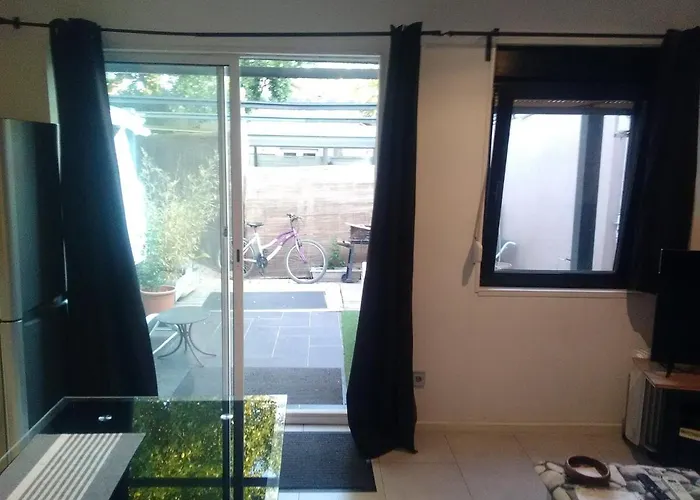 - Bord De Semesterbostad Vias